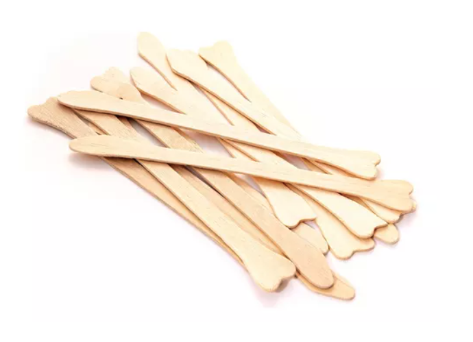 Espátula. De Ayre modificada de madera inastillable. Instrumento alargado con dos diferentes extremos. Dimensiones: Largo total 170.0 mm. Ancho 7.0 mm. Grosor 1.5 mm. Extremo 1: forma bifurcada en forma de hueso donde la cresta A es de mayor tamaño que la cresta B. Largo de la cresta A: 25 mm. Largo de la cresta B: 22 mm. Apertura máxima: 17 mm. Extremo 2 forma cónica terminado en punta: Largo total 35 mm. Apertura máxima o ancho 12.0 mm. Largo de cono 35 mm. Ancho de cuello 6.0 mm. Ancho de vértice 3.0 mm. Envase con 500 Piezas.